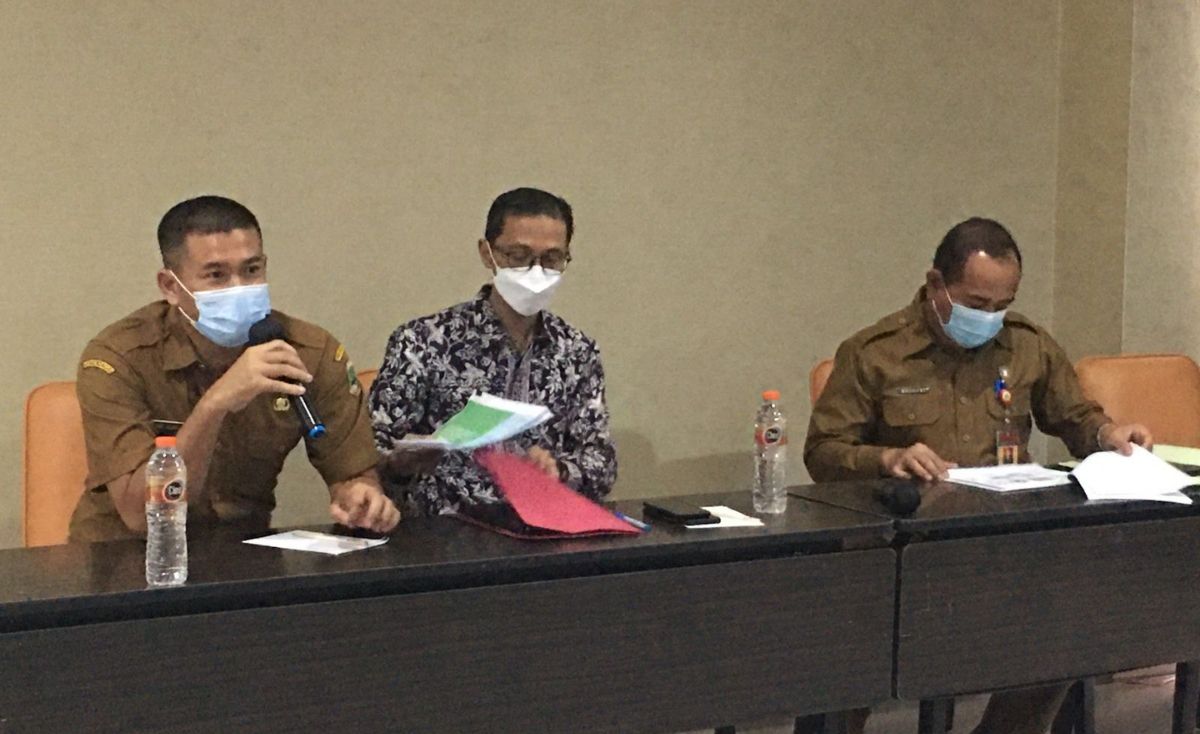 Kepala Badan Perencanaan Pembangunan Daerah (Bappeda) Banten, Mahdani (kanan) dan Pelaksana Tugas (Plt) Kepala Dinas Pemuda dan Olahraga (Dispora) Banten, Ahmad Syaukani (tengah) ketika menjadi narasumber diskusi bertajuk: "Ekosistem Wirausaha Muda Provinsi Banten" di Kota Serang, Senin (1/11/2021). Foto: Ist.