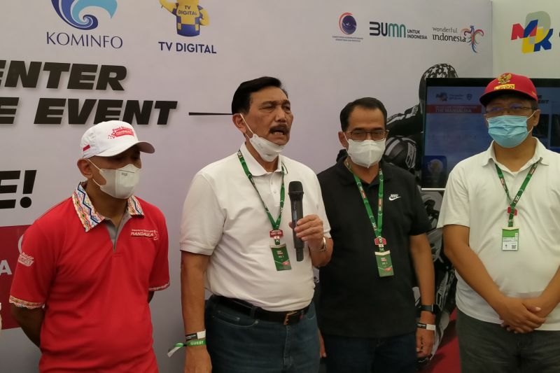 Menteri Koordinator Kemaritiman dan Investasi Luhut Binsar Pandjaitan didampingi Menteri Perhubungan Budi Karya Sumadi, Menteri Koperasi dan UKM Teten Masduki, dan Gubernur NTB H Zulkieflimansyah saat memberikan keterangan pers disela-sela kunjungannya di Sirkuit Mandalika, Kabupaten Lombok Tengah, Nusa Tenggara Barat (21/11/2021). Foto : Antara/Nur Imansyah