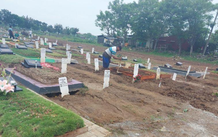 Pengurus TPU Mangunjaya Tambun, Kabupaten Bekasi, Jawa Barat memadatkan tanah makam amblas dengan menambah volume tanah. Foto : Antara/Pradita Kurniawan Syah