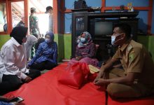 Menteri Sosial (Mensos) Tri Rismaharini mengunjungi dan menyerahkan bantuan kepada korban tanah longsor di Kampung Cukang Genteng, Kabupaten Bandung, Jawa Barat, Senin (29/11/2021). Foto : Kemensos