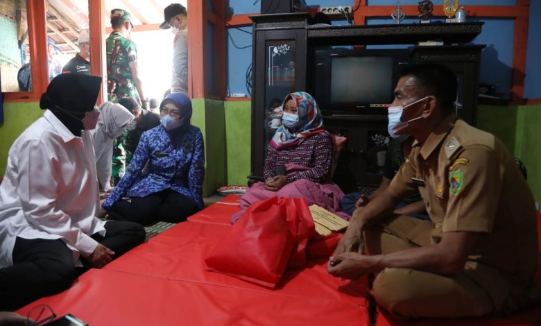 Menteri Sosial (Mensos) Tri Rismaharini mengunjungi dan menyerahkan bantuan kepada korban tanah longsor di Kampung Cukang Genteng, Kabupaten Bandung, Jawa Barat, Senin (29/11/2021). Foto : Kemensos