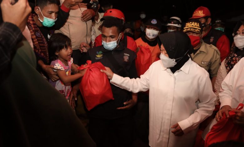 Menteri Sosial (Mensos) Tri Rismaharini meninjau korban banjir bandang Desa Mekarwangi, Kecamatan Sukawening, Kabupaten Garut, Jawa Barat, Senin (29/11/2021) malam. Foto : Kemensos
