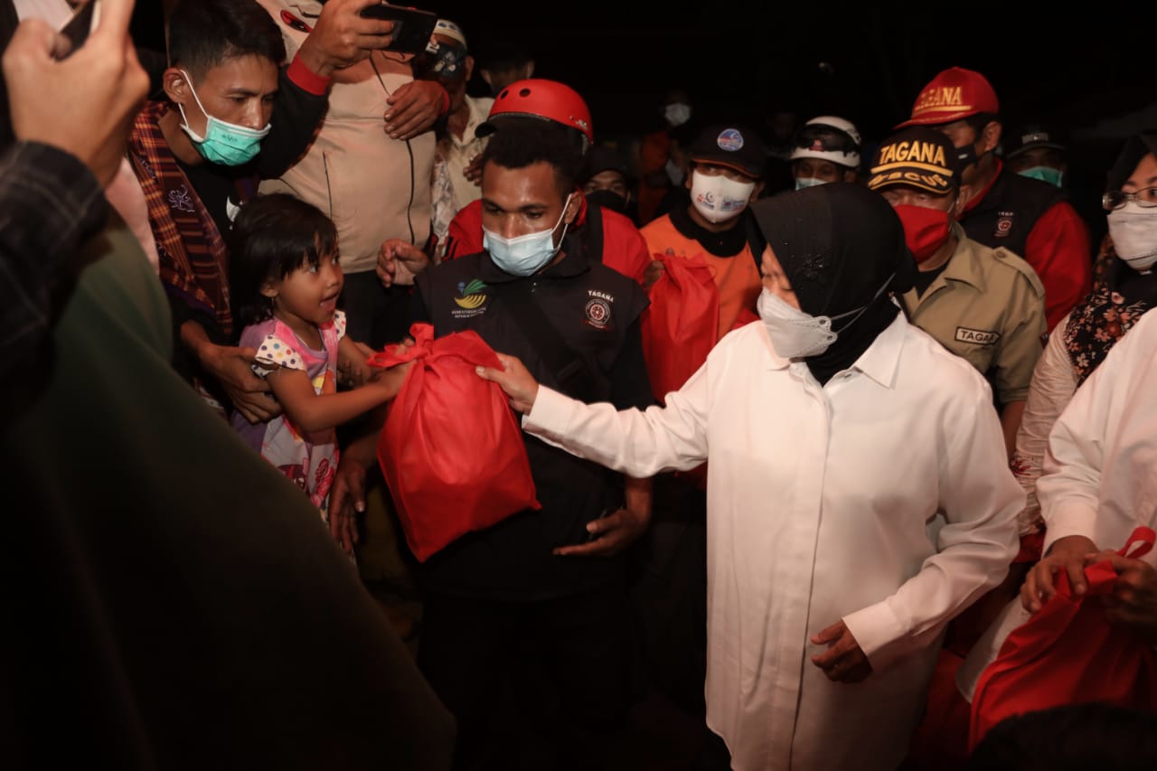 Menteri Sosial (Mensos) Tri Rismaharini meninjau korban banjir bandang Desa Mekarwangi, Kecamatan Sukawening, Kabupaten Garut, Jawa Barat, Senin (29/11/2021) malam. Foto : Kemensos