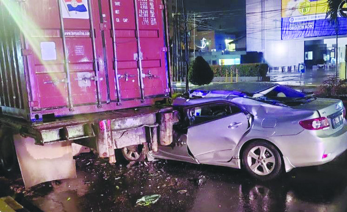 Mobil Dokter Tabrak Truk