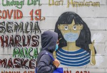 Warga Melintas Di Dekat Mural Bertemakan Covid-19 Di Petamburan, Jakarta, Rabu (21/7/2021). Foto: Antara/Rivan Awal Lingga/Foc.