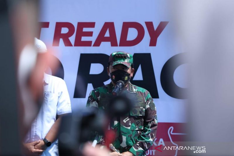 Panglima TNI Marsekal TNI Hadi Tjahjanto memberi arahan saat meninjau kesiapan penyelenggaraan 3 lomba balap internasional di Lombok, Nusa Tenggara Barat, Minggu (7/11/2021). Foto : Puspen TNI