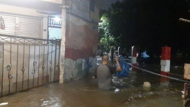 Banjir Di Kawasan Pela Mampang, Mampang Prapatan, Jumat (12/11/2021). Foto : Antara/Sihol Hasugian