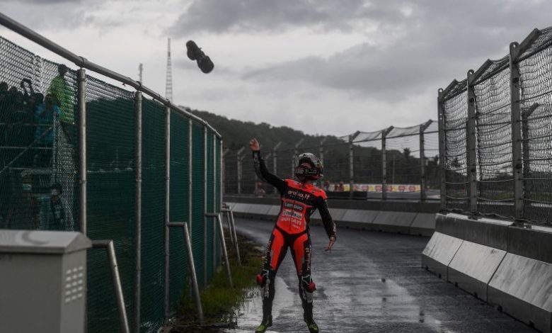 Pembalap Aruba.it Racing Ducati Scott Redding melempar sepatunya ke arah penonton seusai menyelesaikan race 2 WorldSBK seri Indonesia 2021 di Pertamina Mandalika International Street Circuit, Lombok Tengah, Nusa Tenggara Barat (NTB), Minggu (21/11/2021). . Foto : Antara/Sigid Kurniawan/YU