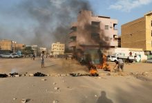 Barikade Jalan Dibakar Saat Kejadian Yang Disebut Kementerian Informasi Sebagai Kudeta Militer Berlangsung Di Khartoum, Sudan, Senin (25/10/2021). Foto : Antara/Reuters/El Tayeb Siddig/Foc/Djo