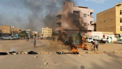 Barikade jalan dibakar saat kejadian yang disebut Kementerian Informasi sebagai kudeta militer berlangsung di Khartoum, Sudan, Senin (25/10/2021). Foto : Antara/Reuters/El Tayeb Siddig/FOC/djo