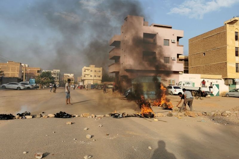 Barikade jalan dibakar saat kejadian yang disebut Kementerian Informasi sebagai kudeta militer berlangsung di Khartoum, Sudan, Senin (25/10/2021). Foto : Antara/Reuters/El Tayeb Siddig/FOC/djo