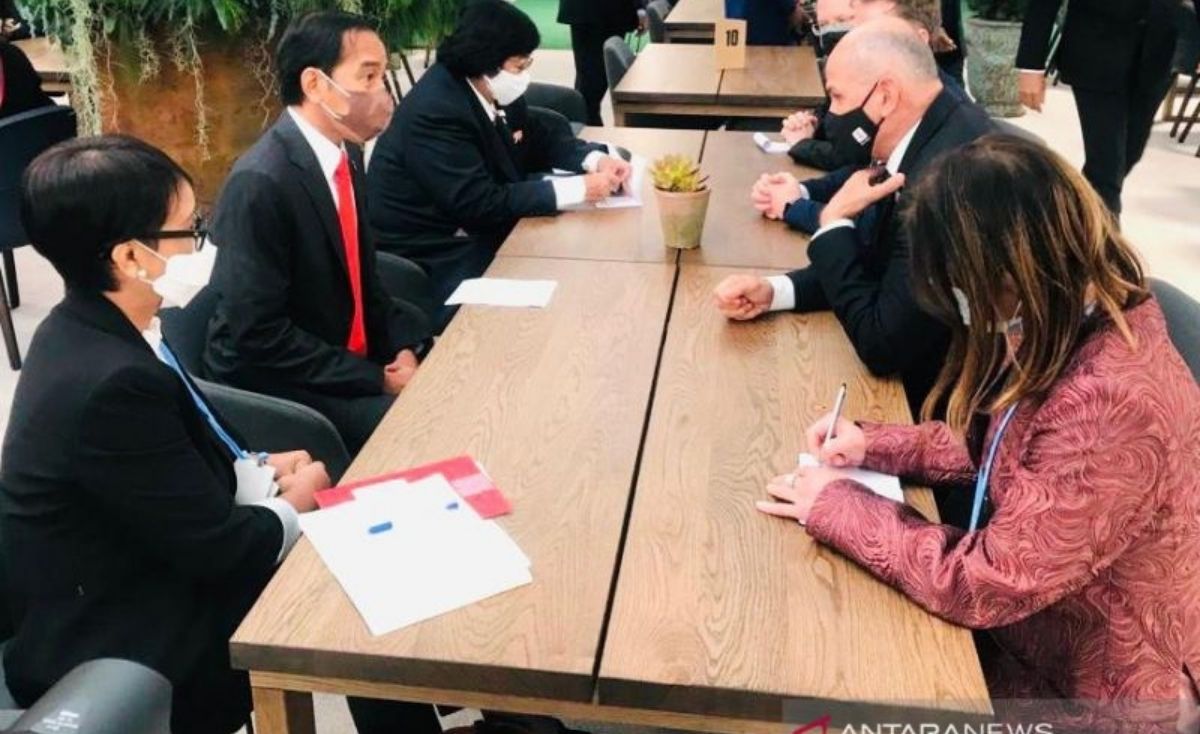 Presiden Jokowi saat melakukan pertemuan bilateral dengan Perdana Menteri Slovenia Janes Jansa di sela KTT Pemimpin Dunia, COP26, Glasgow, Skotlandia, Senin (1/11)