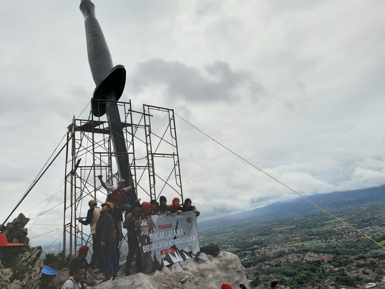 Tim AKBM berpose di Monumen Pisau Komando di Puncak Gunung Lalana, Desa Cibadak, Ciampea, Kabupaten Bogor, Jawa Barat (Jabar) pada Minggu (5/12/2021) pagi. Foto : Juni Armanto/Indoposco.id