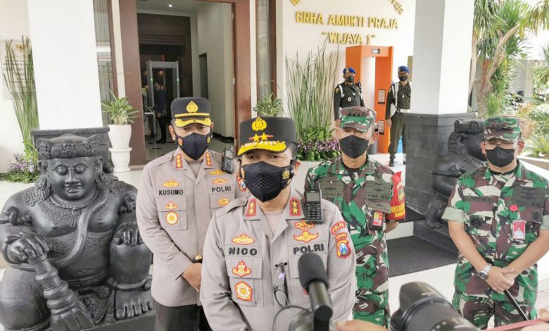 Kapolda Jawa Timur Irjen Pol Nico Afinta memberikan keterangan kepada media
