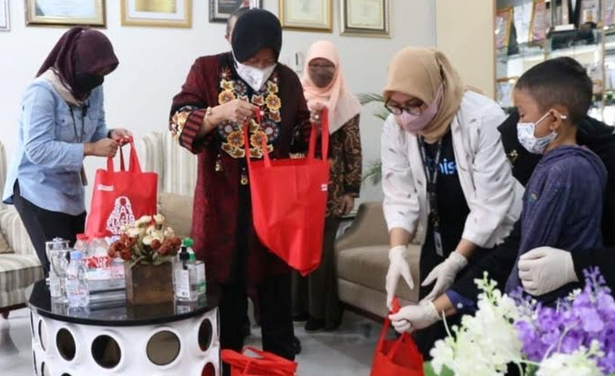 Mensos Tri Rismaharini menemui M. Agil Agisna di Rumah Sakit' Umum Daerah (RSUD) Ciawi, Kabupaten Bogor, Jawa Barat.