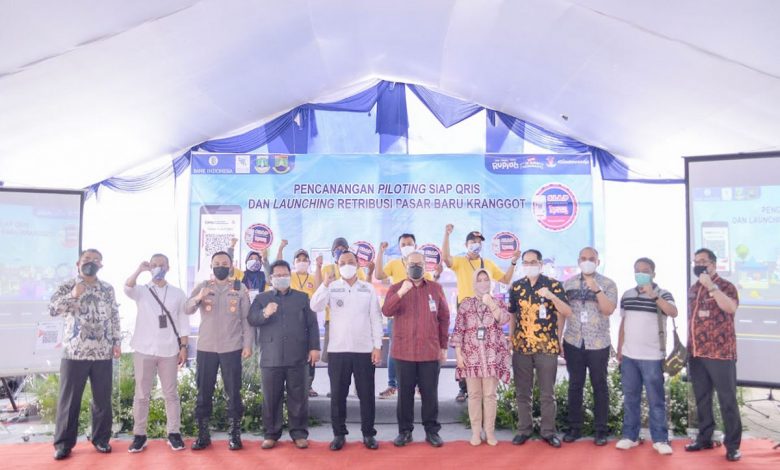 Kepala Perwakilan Bank Indonesia Provinsi Banten, Erwin Soeriadimadja bersama Wali Kota Cilegon, Helldy Agustian dan pedagang saat launching QRIS