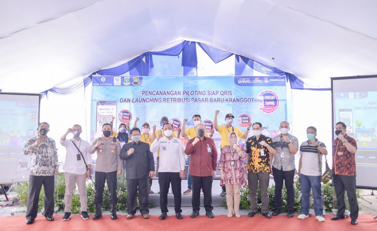 Kepala Perwakilan Bank Indonesia Provinsi Banten, Erwin Soeriadimadja bersama Wali Kota Cilegon, Helldy Agustian dan pedagang saat launching QRIS