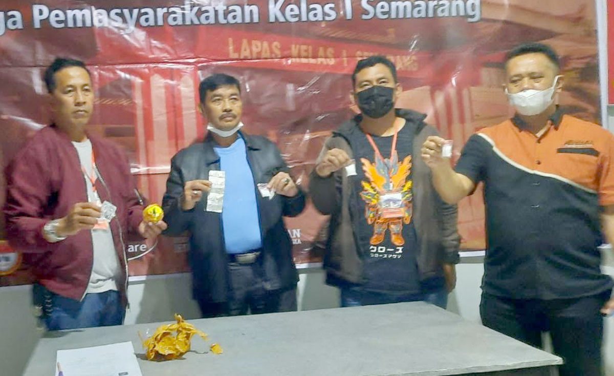 (Petugas Lapas) Kelas I Semarang memperlihatkan barang bukti narkoba yang berhasil digagalkan