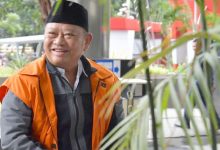 Tersangka Bupati Sidoarjo nonaktif Saiful Ilah berjalan saat tiba di Gedung KPK untuk menjalani pemeriksaan di Jakarta