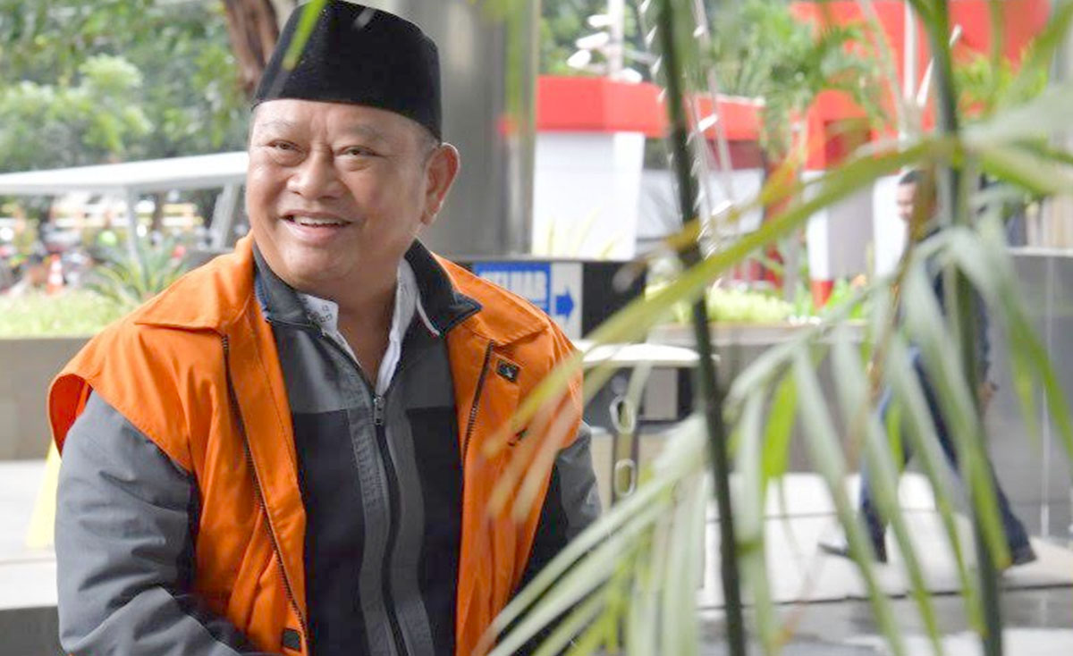 Tersangka Bupati Sidoarjo nonaktif Saiful Ilah berjalan saat tiba di Gedung KPK untuk menjalani pemeriksaan di Jakarta