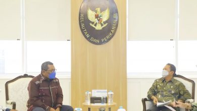 Menteri Kelautan Dan Perikanan Sakti Wahyu Trenggono (Kanan) Mengajak Bupati Lembata Thomas Ola Langoday