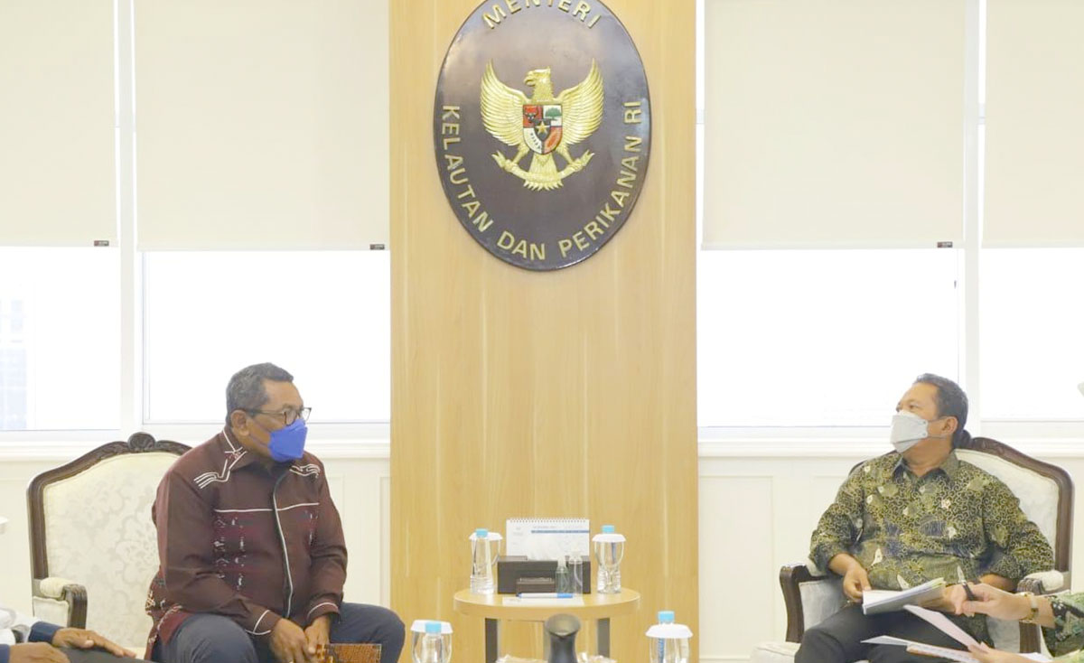 Menteri Kelautan dan Perikanan Sakti Wahyu Trenggono (Kanan) mengajak Bupati Lembata Thomas Ola Langoday