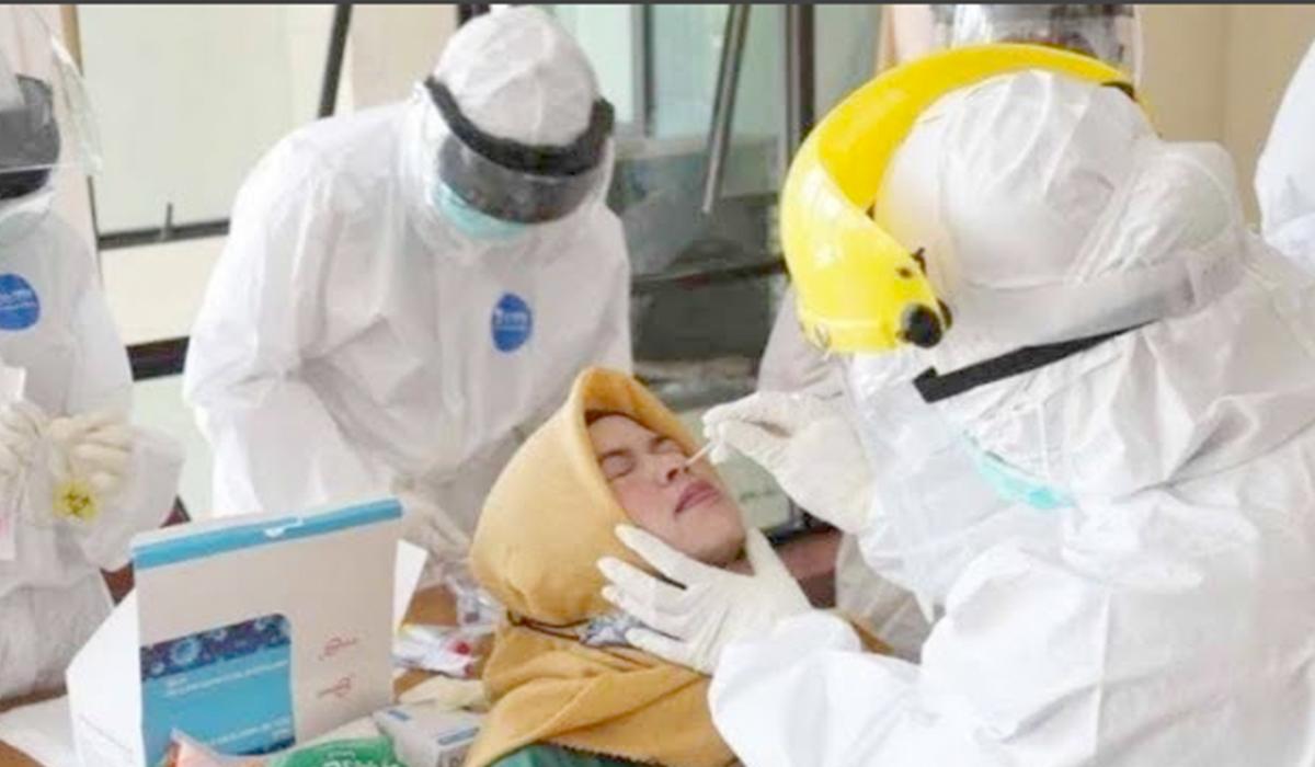 Petugas melakukan swab antigen