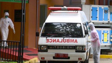 Petugas Memindahkan Mobil Ambulans Di Samping Ruang Isolasi Rspi Prof. Dr. Sulianti Saroso, Sunter, Jakarta Utara