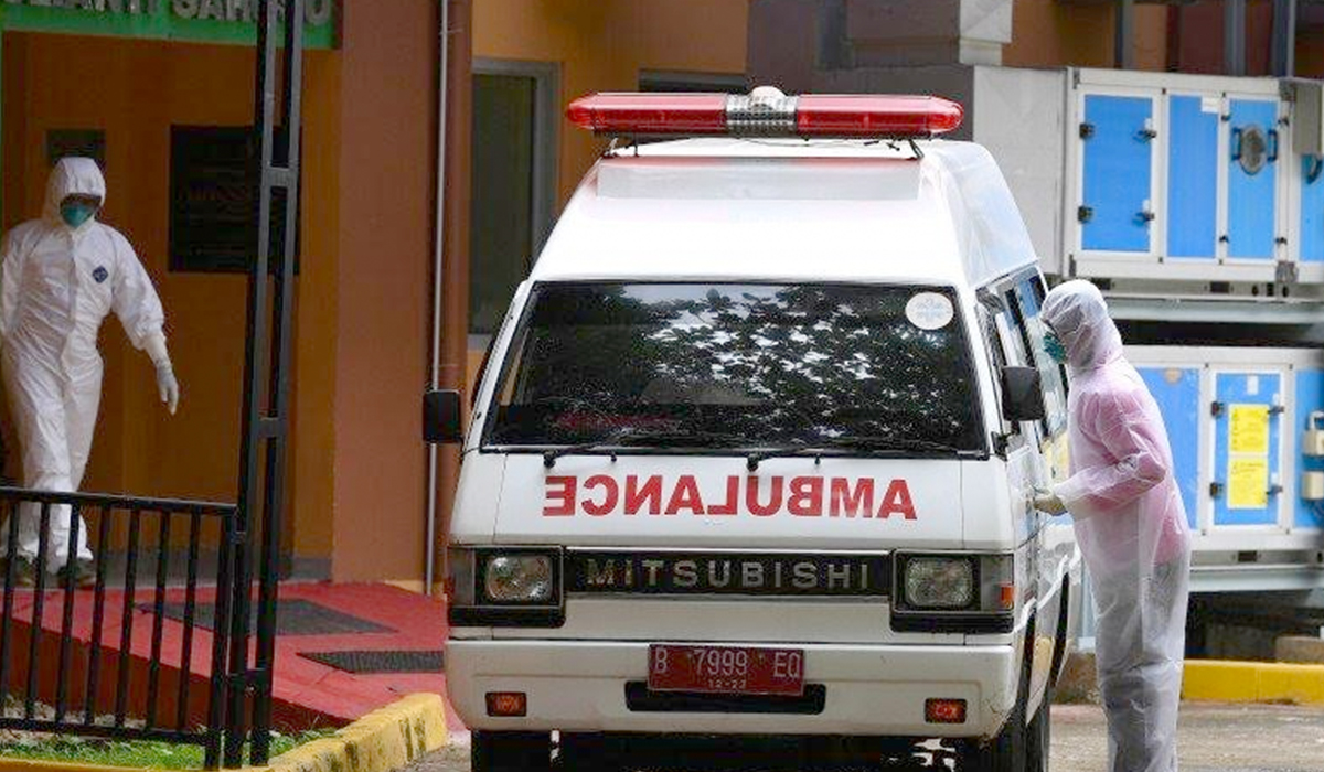 Petugas memindahkan mobil ambulans di samping ruang isolasi RSPI Prof. Dr. Sulianti Saroso, Sunter, Jakarta Utara