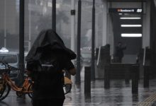 Seseorang berjalan di tengah hujan. Foto: Antara