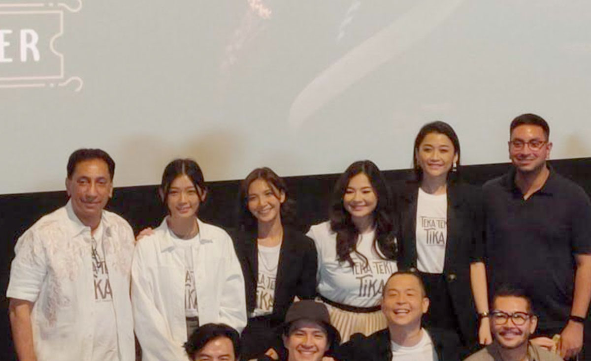 foto bersama para cast film "Teka-Teki Tika"