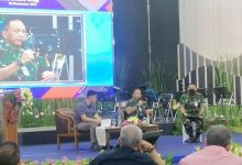 Kepala Staf Angkatan Udara (Kasau) Marsekal TNI Fadjar Prasetyo saat berbincang dengan media massa pada acara Press Tour dan Media Gathering, di Lanud Halim Perdanakusuma