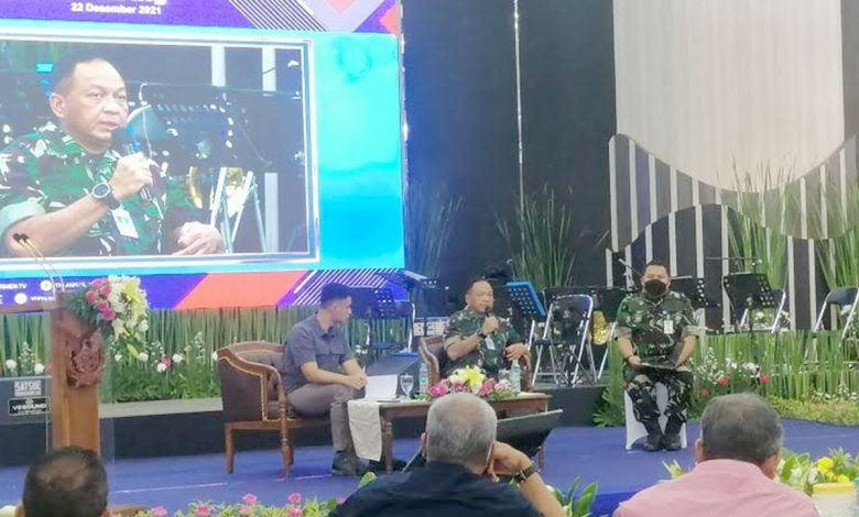 Kepala Staf Angkatan Udara (Kasau) Marsekal TNI Fadjar Prasetyo saat berbincang dengan media massa pada acara Press Tour dan Media Gathering, di Lanud Halim Perdanakusuma