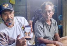 Pelatih Silat Mnr, Abu Solihin Menunjukkan Foto-Foto Mnr Sebagai Pesilat Berprestasi