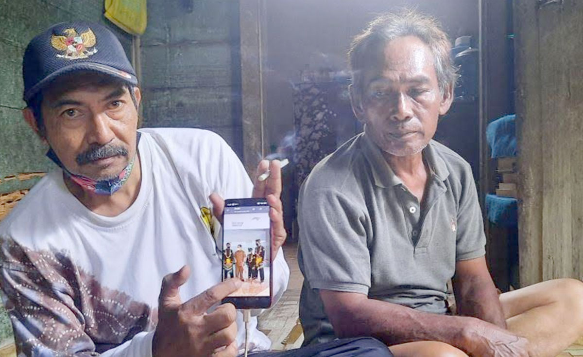 Pelatih silat MNR, Abu Solihin menunjukkan foto-foto MNR sebagai pesilat berprestasi