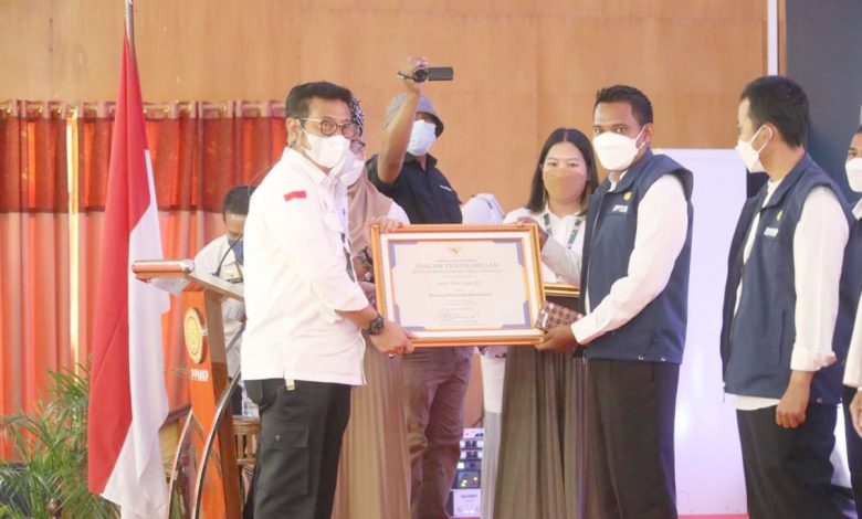 Menteri Pertanian Syahrul Yasin Limpo saat memberikan penghargaan kepada Insan Penyuluhan dan Pertanian Berprestasi, di Pusat Pelatihan Manajemen dan Kepemimpinan Pertanin (PPMKP)