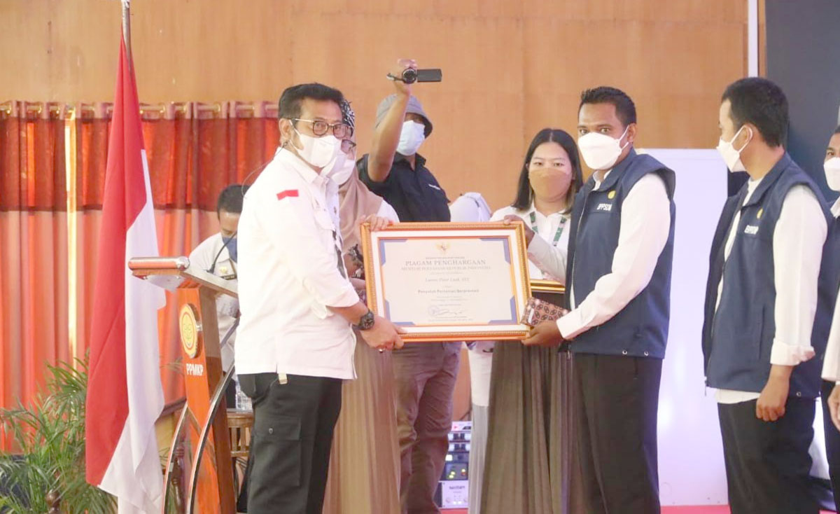 Menteri Pertanian Syahrul Yasin Limpo saat memberikan penghargaan kepada Insan Penyuluhan dan Pertanian Berprestasi, di Pusat Pelatihan Manajemen dan Kepemimpinan Pertanin (PPMKP)