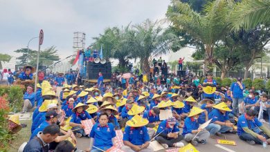 Ratusan buruh saat melakukan aksi demontrasi di Kawasan Pusat Pemerintahan Provinsi Banten (KP3B)