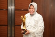 Menteri Sosial Tri Rismaharini menerima ‘Gatra Award 2021 dalam tajuk ‘Ikon Apresiasi Prestasi Anak Negeri di Masa Pandemi’ di Jakarta, Rabu (1/12/2021).‎ Foto : Humas Kemensos