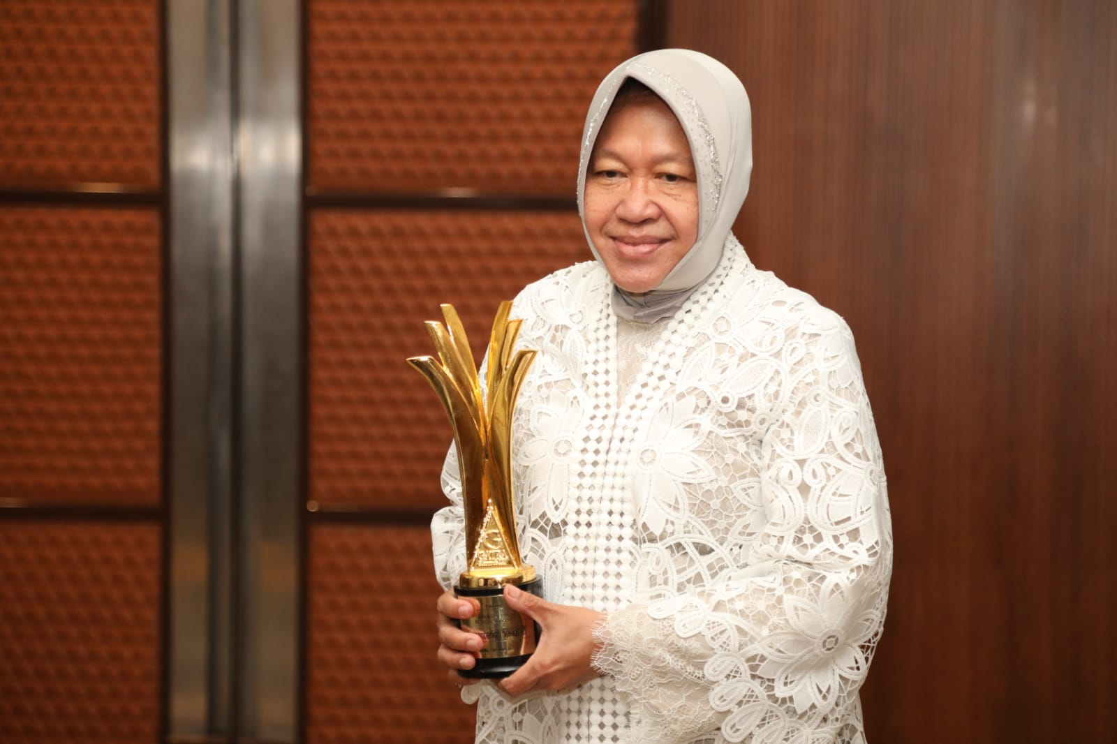 Menteri Sosial Tri Rismaharini menerima ‘Gatra Award 2021 dalam tajuk ‘Ikon Apresiasi Prestasi Anak Negeri di Masa Pandemi’ di Jakarta, Rabu (1/12/2021).‎ Foto : Humas Kemensos