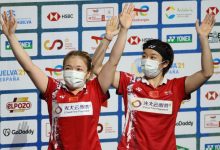 Ganda putri China Chen Qing Chen/Jia Yi Fan meraih medali emas setelah menaklukkan pasangan Korea Selatan Lee Sohee/Shin Seungchan 21-16, 21-17 pada laga final Kejuaraan Dunia BWF di Huelva, Spanyol, Minggu (19/12/2021). Foto : Antara/AFP/Jose Jordan