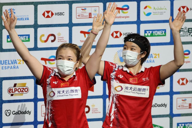 Ganda putri China Chen Qing Chen/Jia Yi Fan meraih medali emas setelah menaklukkan pasangan Korea Selatan Lee Sohee/Shin Seungchan 21-16, 21-17 pada laga final Kejuaraan Dunia BWF di Huelva, Spanyol, Minggu (19/12/2021). Foto : Antara/AFP/Jose Jordan