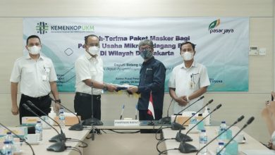 KemenKopUKM Bagikan Masker bagi Pedagang Pasar di Jakarta Agar Tetap Disiplin Prokes