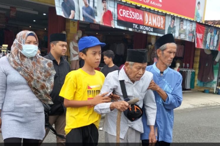Tim Pekerja Sosial dari Balai Kementerian Sosial (Kemensos) menjemput anak penyandang disabilitas korban kekerasan berinisial O (13) dan kakeknya untuk mendapatkan layanan di Balai Melati Jakarta, Minggu (5/12/2021). Foto : Kemensos
