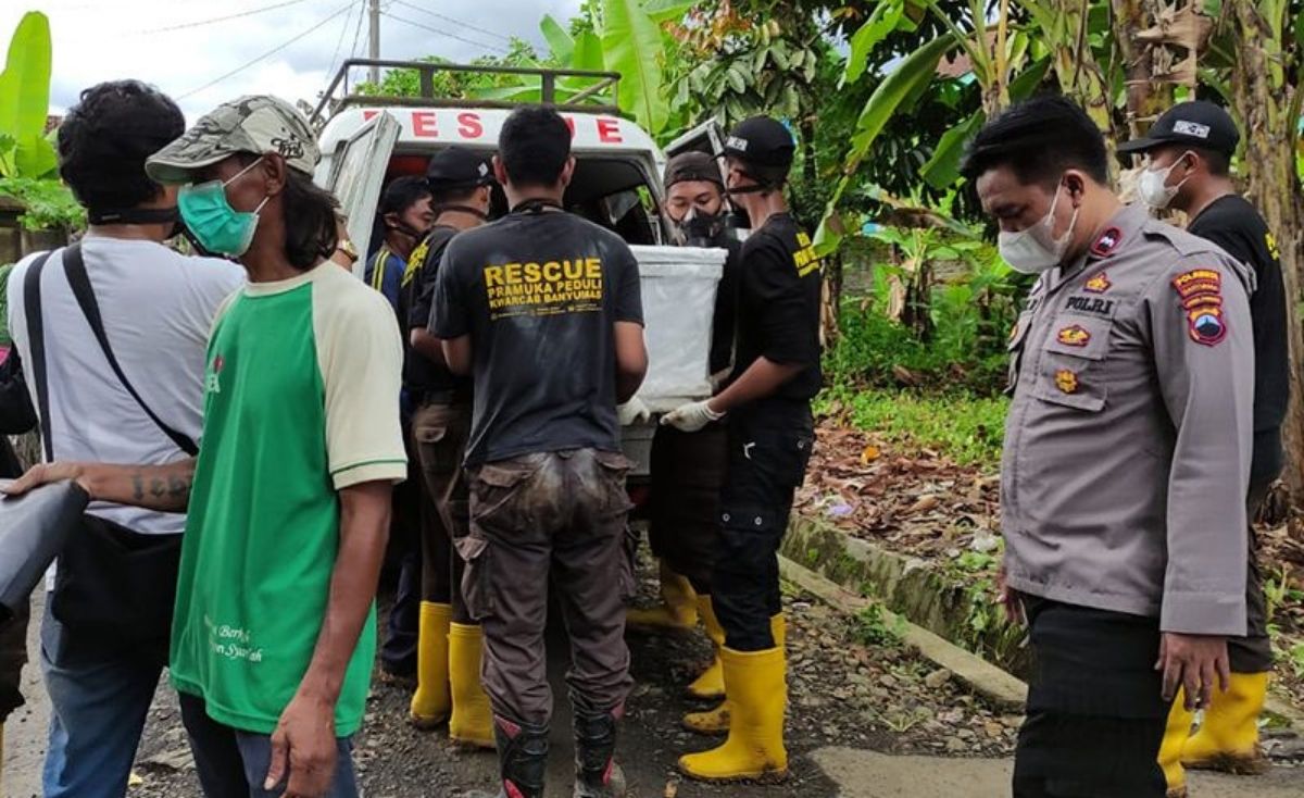 petugas memindahkan mayat yang ditabrak