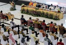 Menteri Sosial Tri Rismaharini bersama para pemuka agama dan pegawai Kemensos menggelar doa bersama di Jakarta, Selasa (14/12/2021). Foto : Kemensos