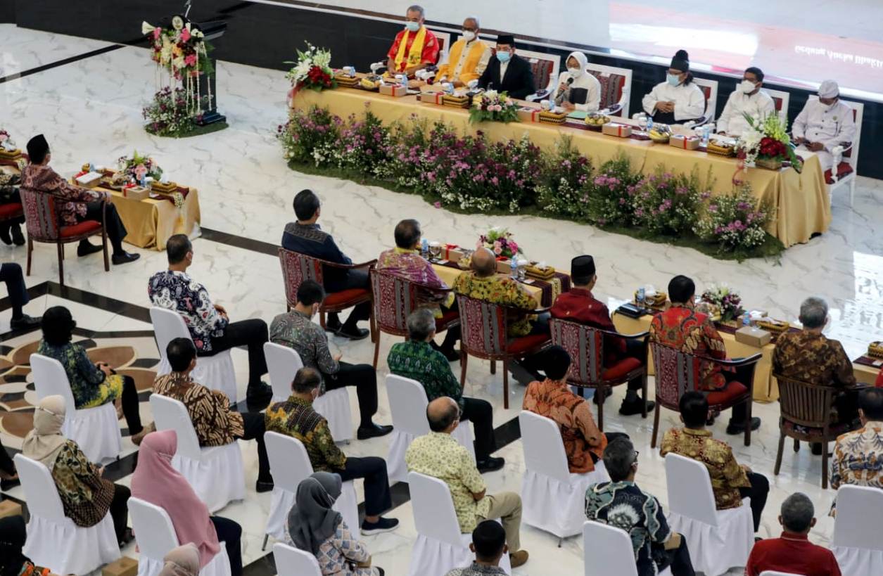 Menteri Sosial Tri Rismaharini bersama para pemuka agama dan pegawai Kemensos menggelar doa bersama di Jakarta, Selasa (14/12/2021). Foto : Kemensos