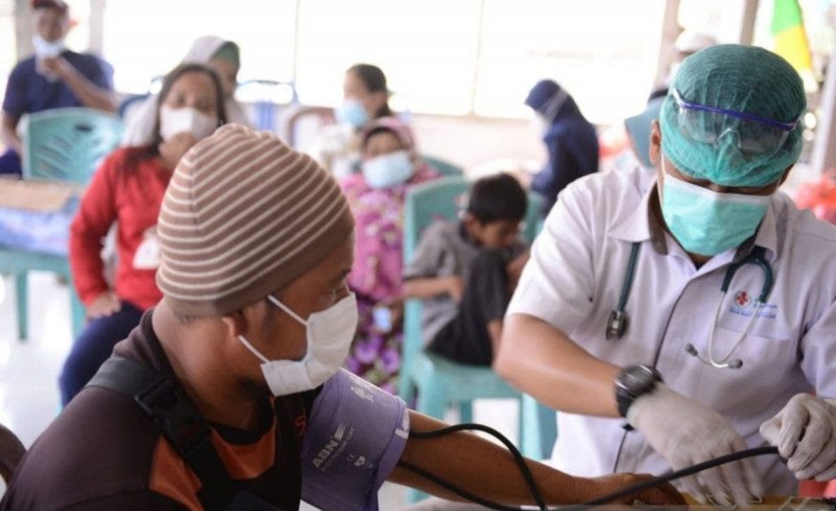 sedang melaksanakan vaksinasi