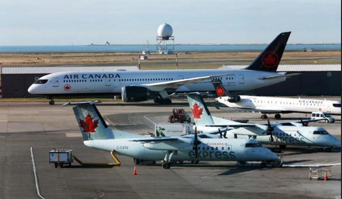Illustrasi : Pesawat-pesawat Air Canada di Bandara Vancouver, British Columbia, Kanada