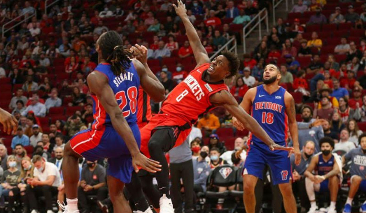 Penyerang Houston Rockets JaeSean Tate (8) dilanggar oleh Isaiah Stewart (28) yang saat itu memperkuat Detroit Pistons pada kuarter keempat di Toyota Center, Houston, Texas, AS, Rabu